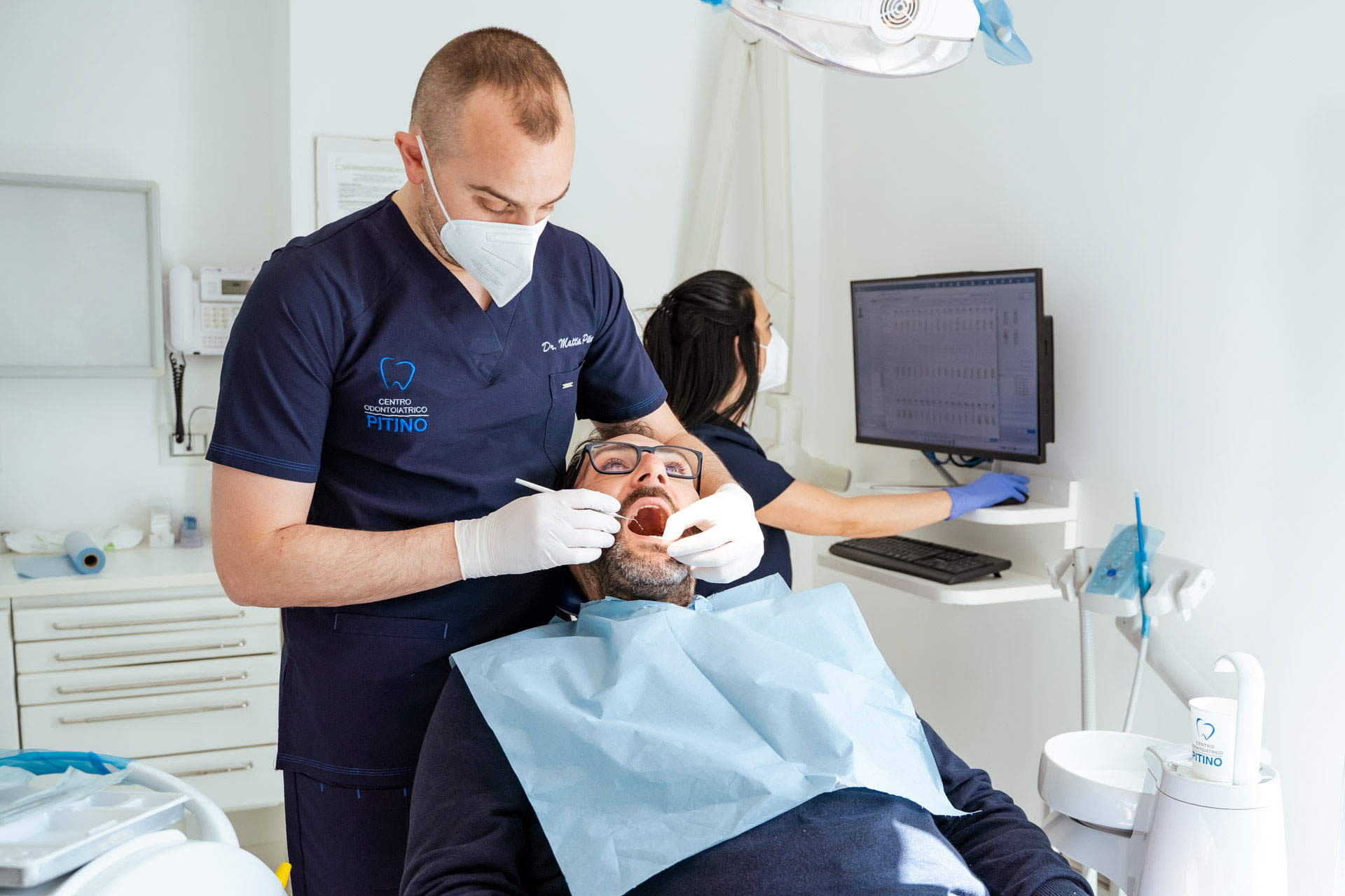 Valutazione odontoiatrica di denti e gengive prima di iniziare un trattamento ortodontico in un paziente adulto.