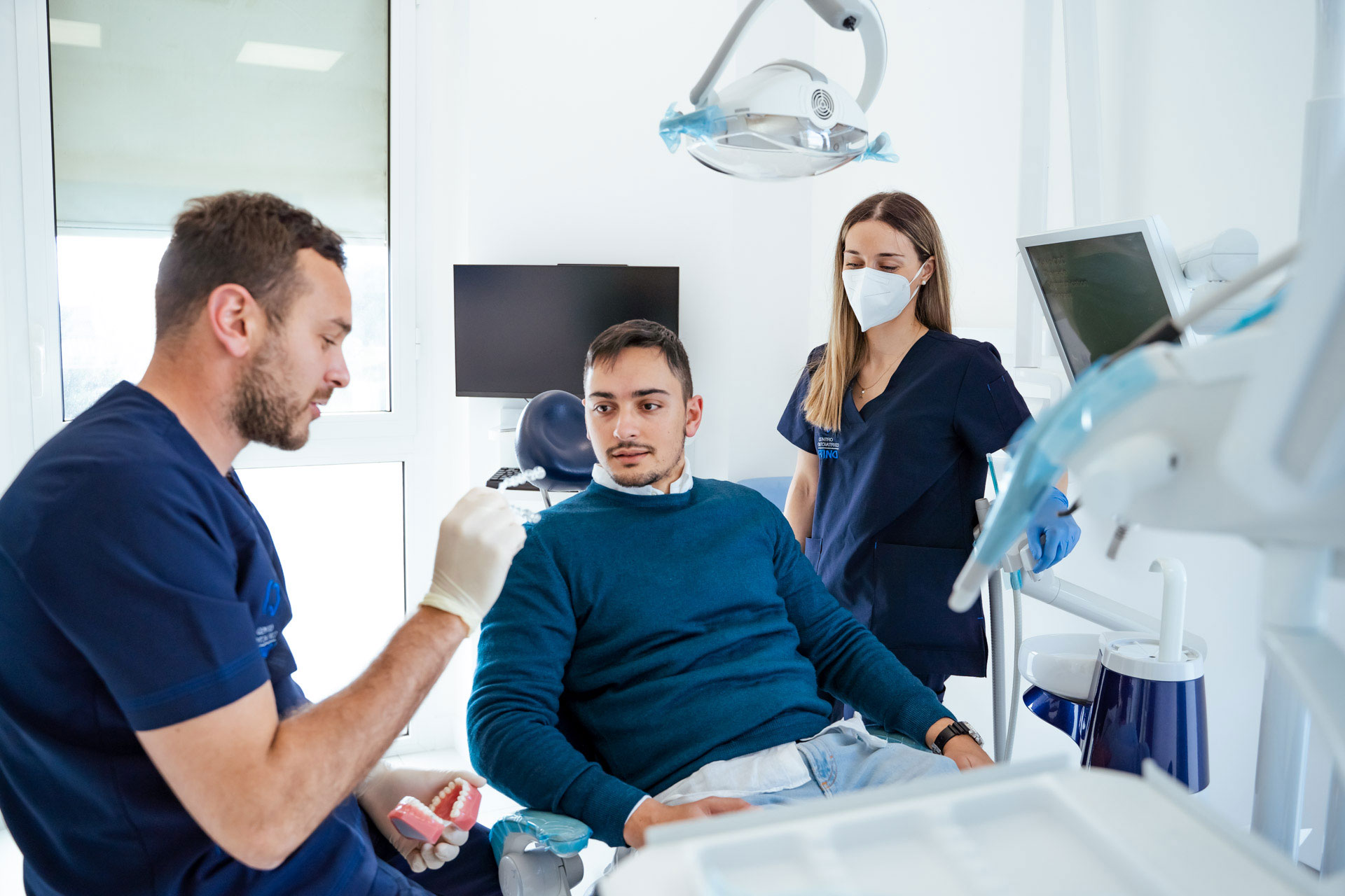 Contenzione ortodontica dopo l’allineamento dei denti in un paziente adulto per mantenere la posizione raggiunta.