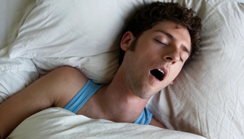 Russare e dormire a bocca aperta può provocare la carie
