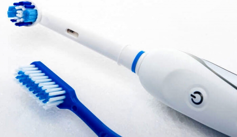 Lo spazzolino elettrico vs lo spazzolino manuale